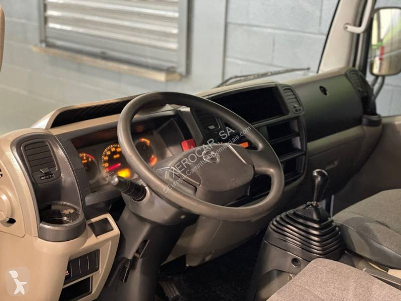 Véhicule utilitaire Nissan