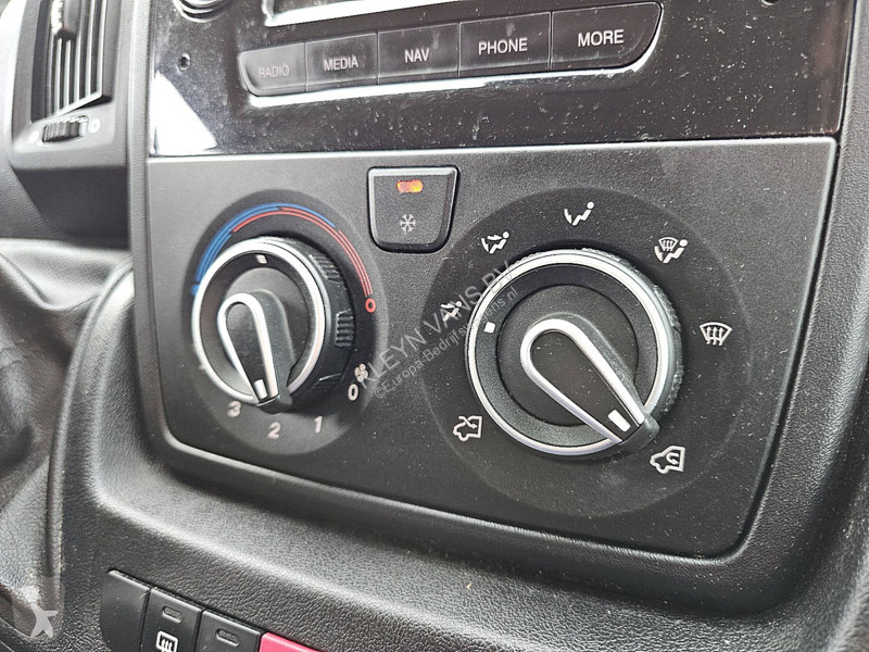 Véhicule utilitaire Peugeot 2.2 L3H2 140Pk Navi...