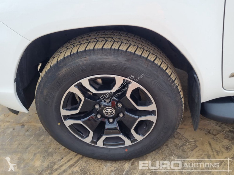 Véhicule utilitaire Toyota Hilux Invincible