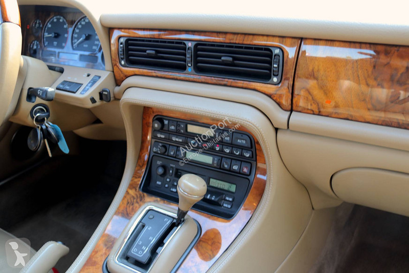 Véhicule utilitaire Jaguar Sovereign 4.0