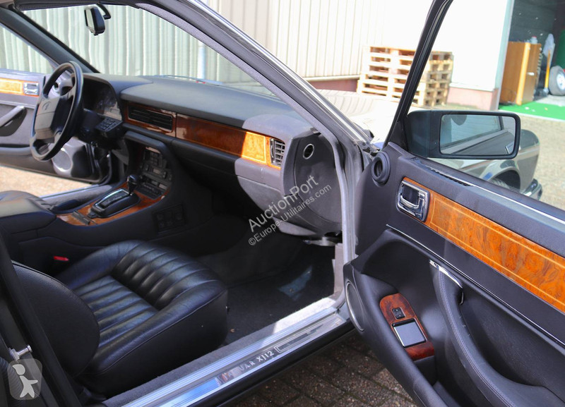 Véhicule utilitaire Jaguar XJ-12