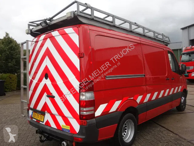 Véhicule utilitaire Mercedes met hogedrukspuit...