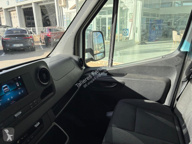 عربة نفعية Mercedes 514 20m3 con puertas traseras