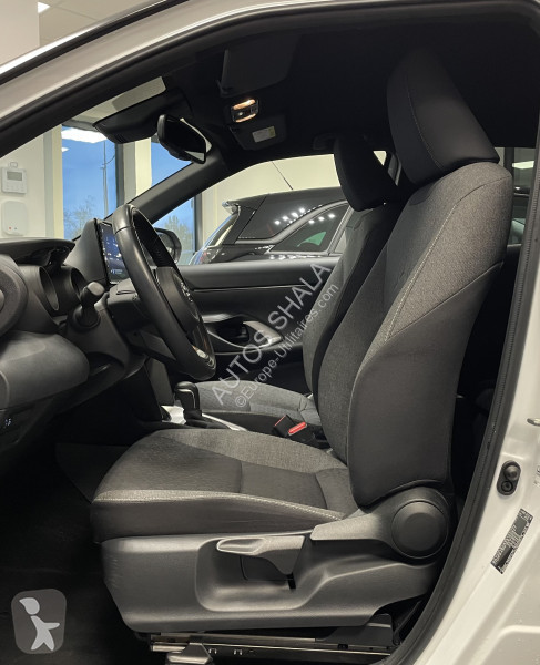 Samochód dostawczy Toyota YARIS CROSS 116H...