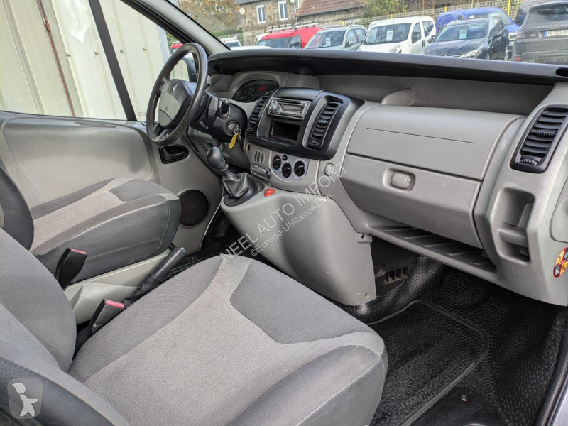Véhicule utilitaire Renault TRAFIC II L2H1...