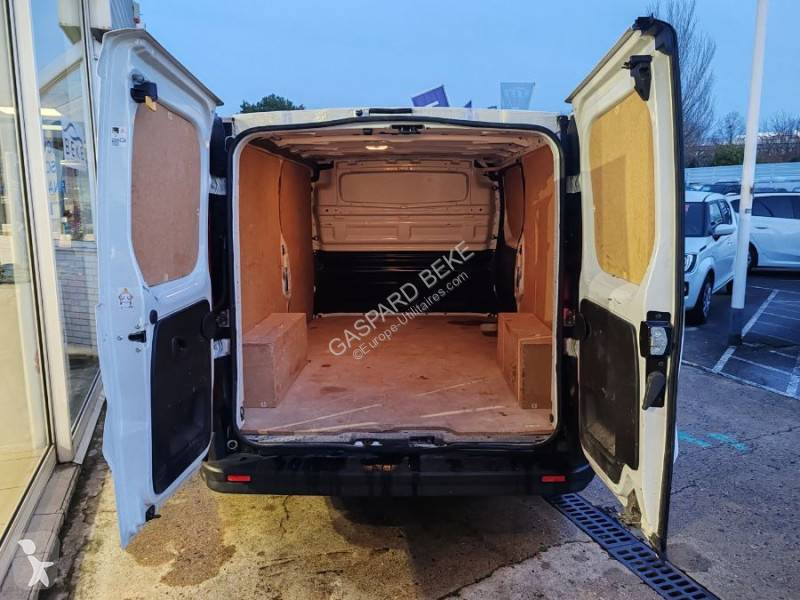 عربة نفعية Nissan
