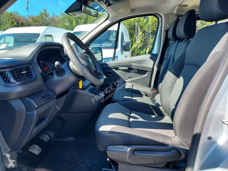 Véhicule utilitaire Renault TRAFIC III COMBI...