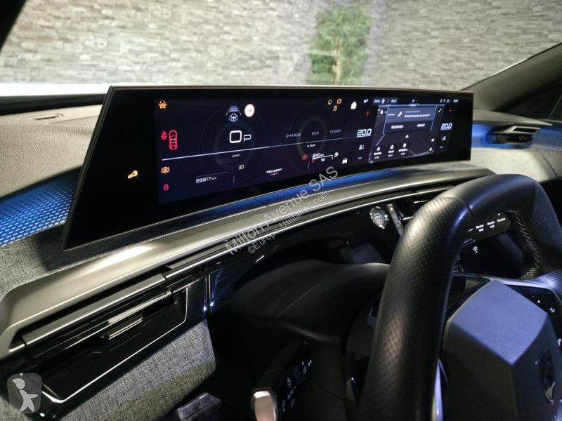 Véhicule utilitaire Peugeot 3008 1.2i Hybrid...