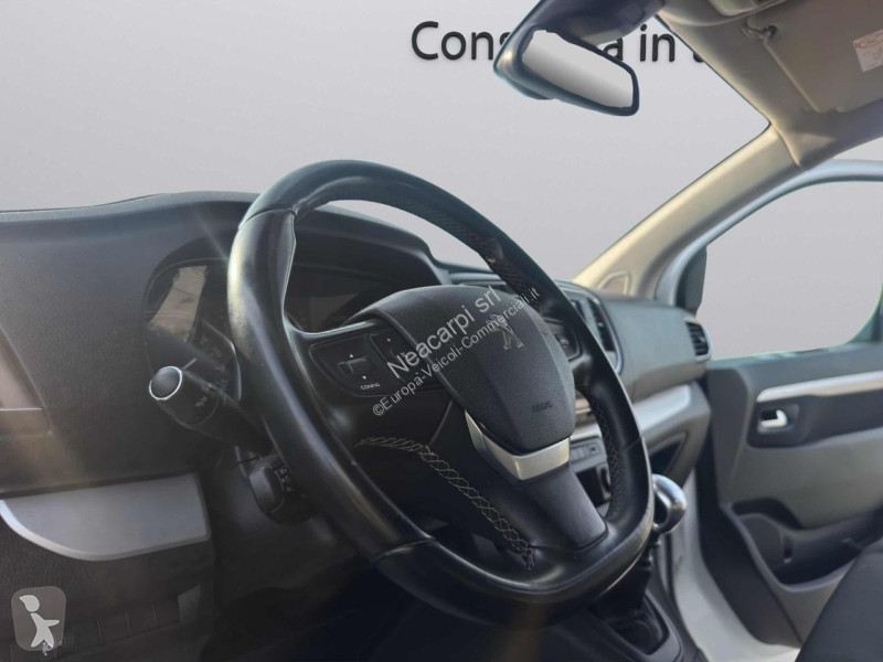 عربة نفعية Peugeot Traveller