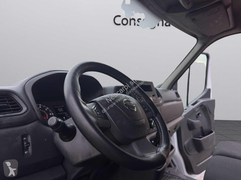 عربة نفعية Nissan