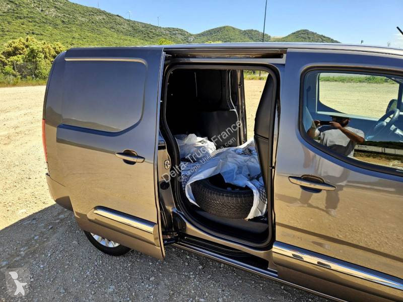 عربة نفعية Toyota