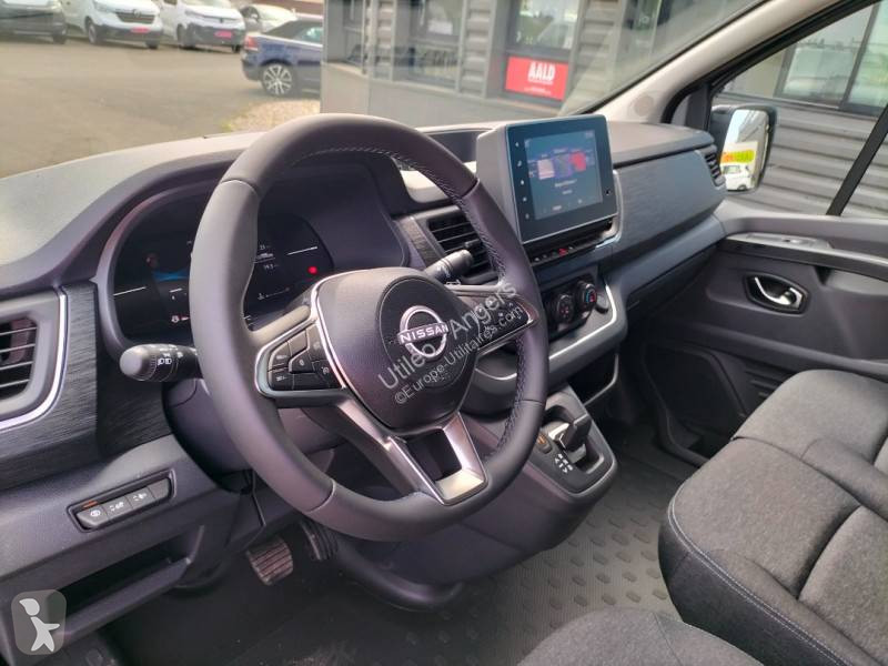عربة نفعية Nissan