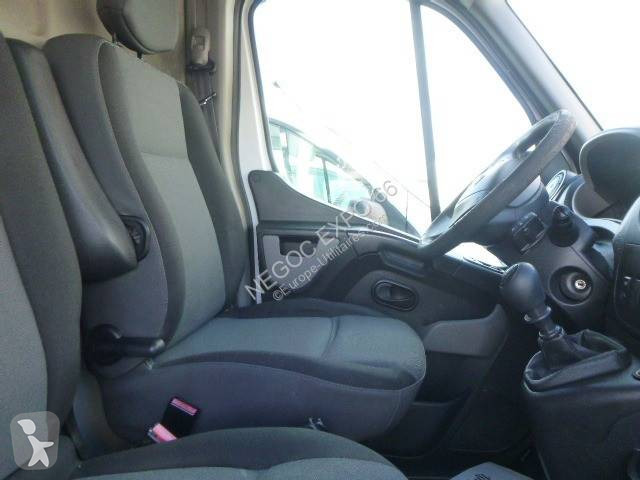 عربة نفعية Nissan