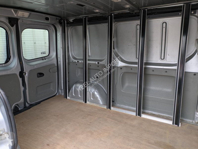 Véhicule utilitaire Renault TRAFIC II L1H1 2.0...
