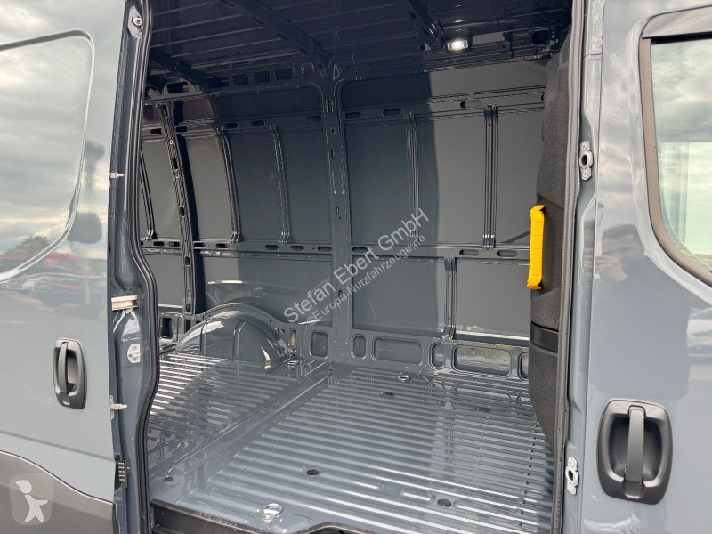 Véhicule utilitaire Iveco 35S18 HA8...