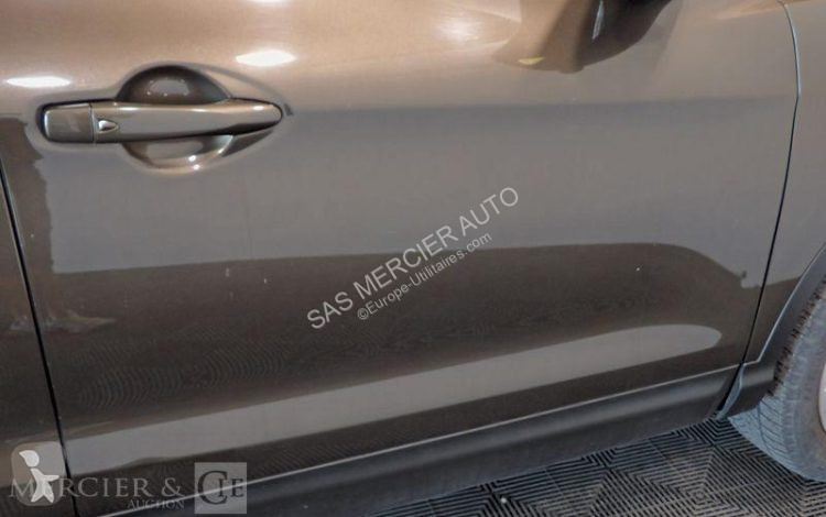 عربة نفعية Nissan