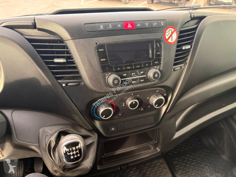 Furgoneta Iveco  35C16 20m3 con puertas traseras