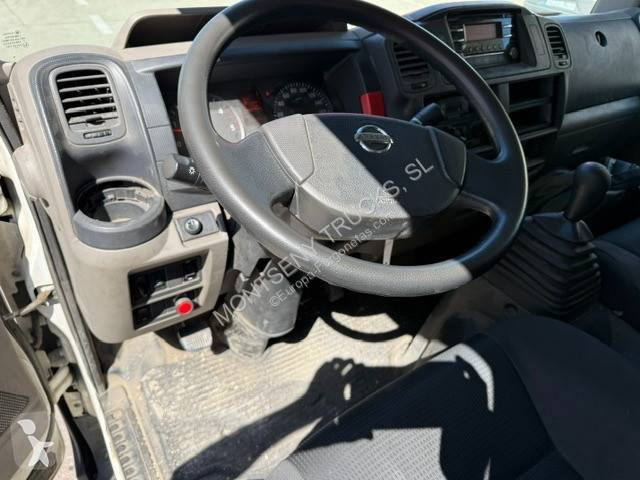 عربة نفعية Nissan