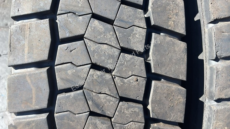 Véhicule utilitaire Bridgestone 315/80R22.5 SET...