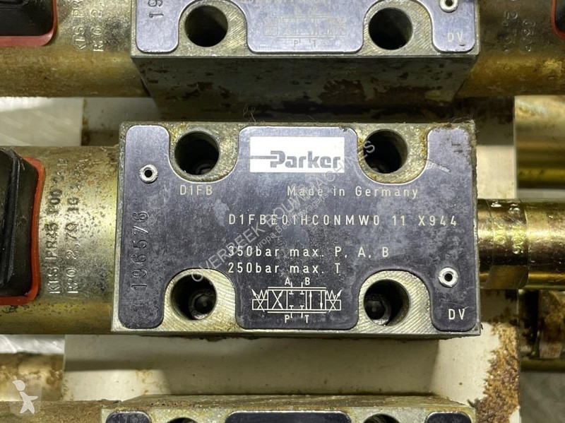 Véhicule utilitaire Parker D1FBE01HC0NMW011X944...