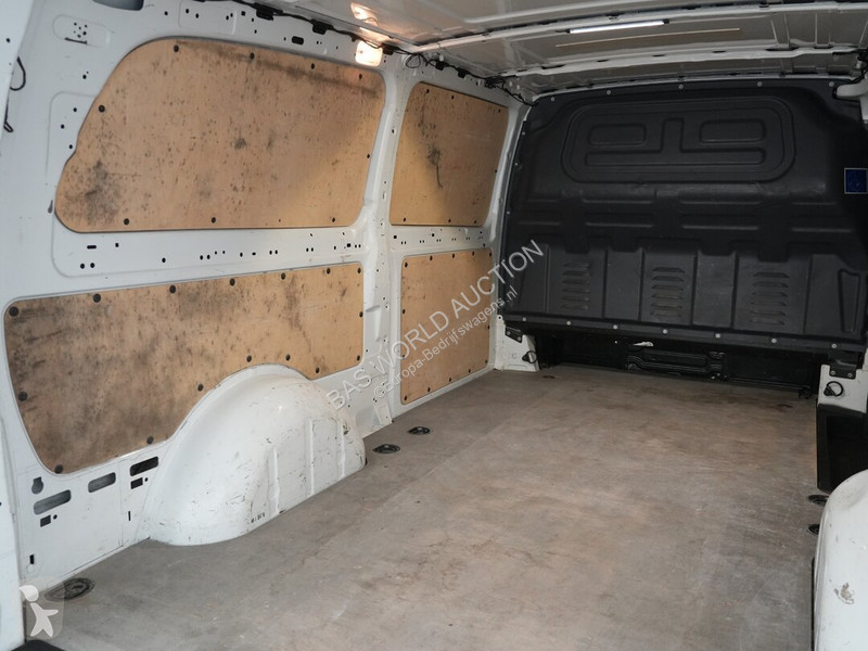Véhicule utilitaire Mercedes 116