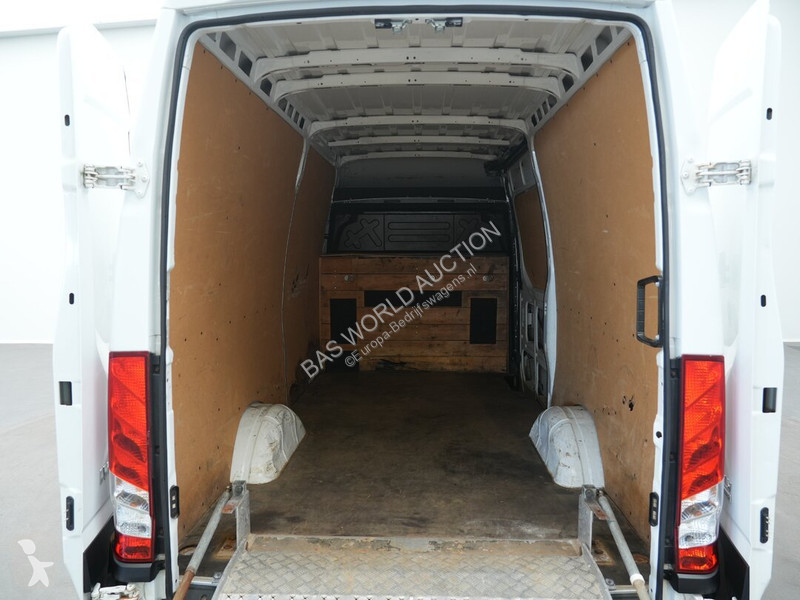 Autoutilitară Iveco 35S18