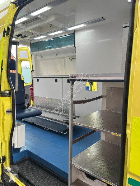 Véhicule utilitaire Mercedes L2H2 Ambulance 316...