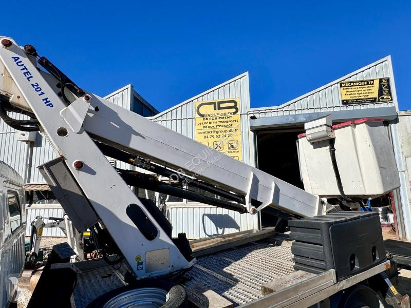Véhicule utilitaire Nissan Camion nacelle 20m...