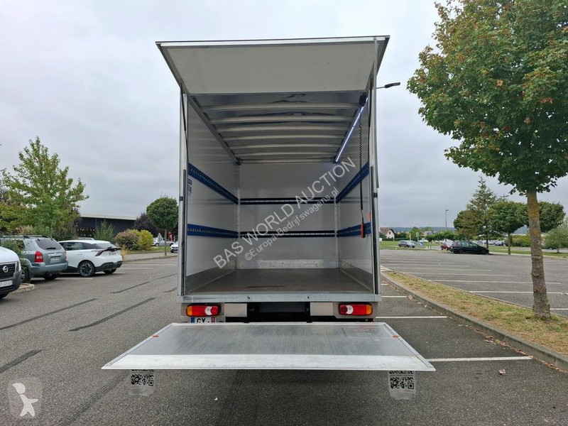 Véhicule utilitaire Nissan