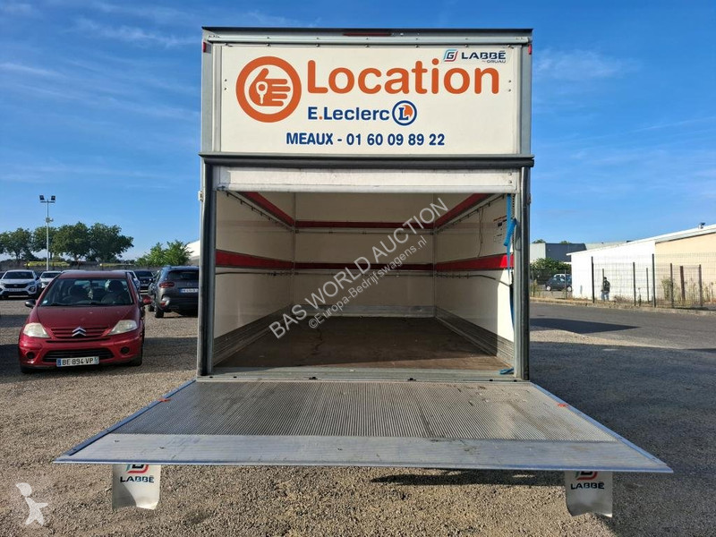 Véhicule utilitaire Nissan