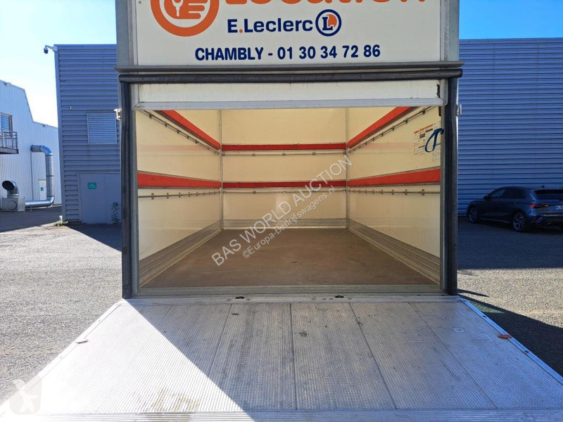 Véhicule utilitaire Nissan