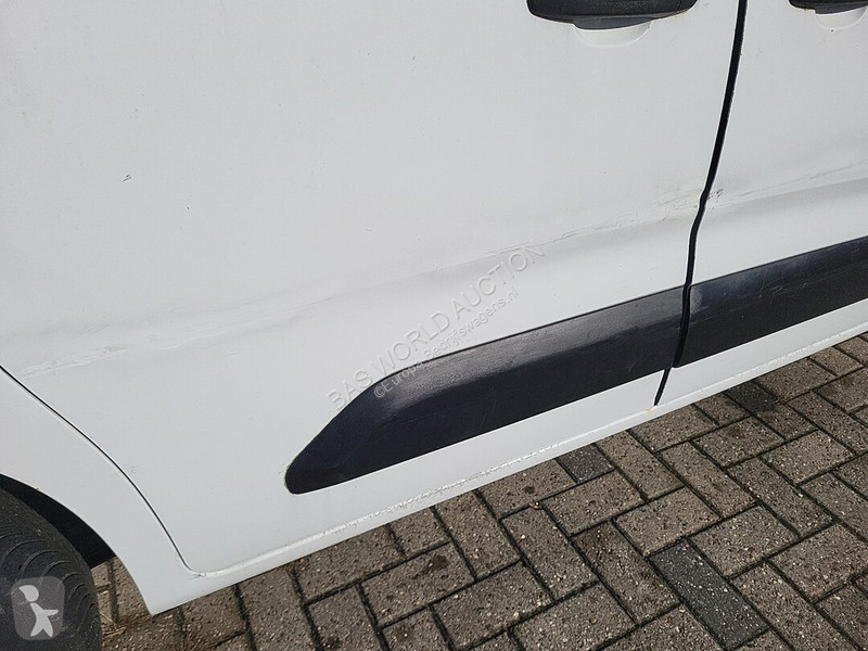 Véhicule utilitaire Peugeot 76pk