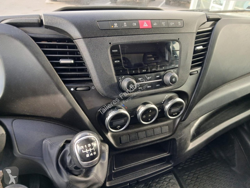 Furgoneta Iveco 35C16 3.0 20m3 con puertas...