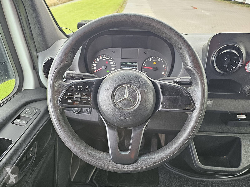 Mercedes 311 van