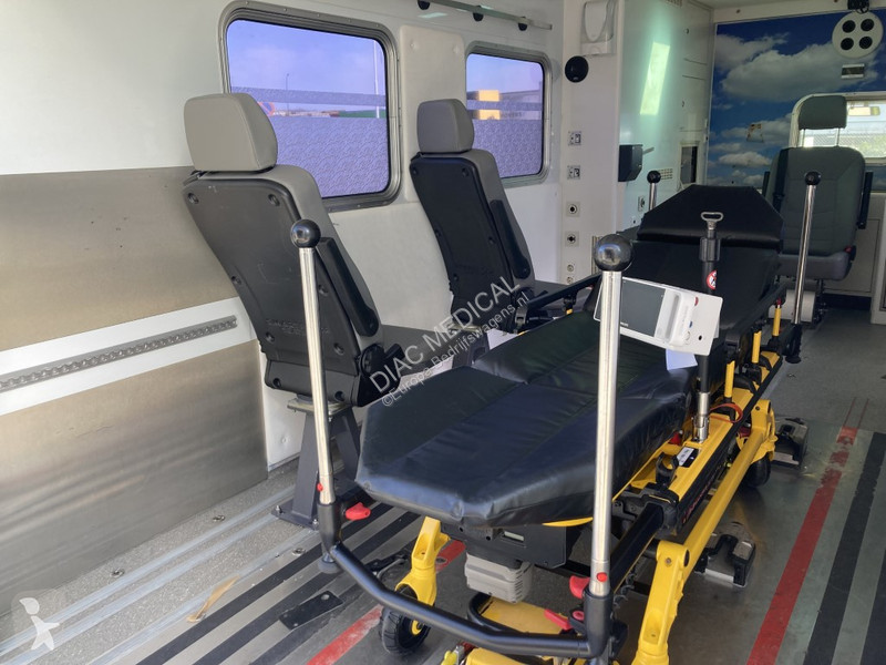 Véhicule utilitaire Mercedes Ambulance...