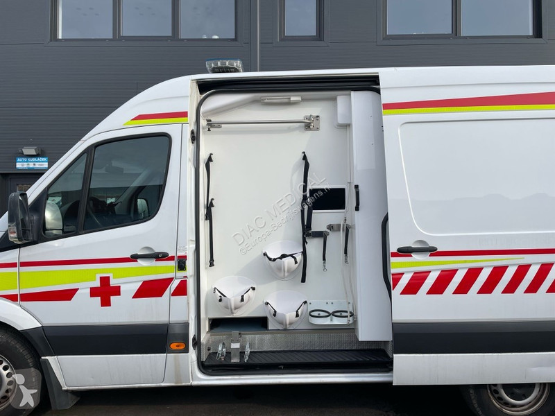 Véhicule utilitaire Mercedes 319 CDI Ambulance...