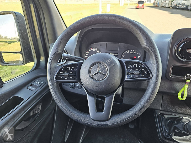 Véhicule utilitaire Mercedes 317 L2H2 LED Navi !