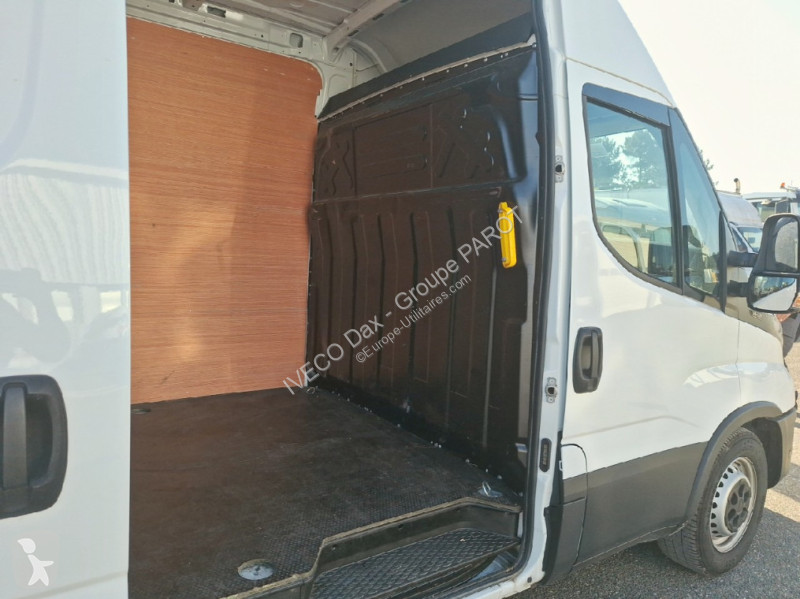 Veicolo commerciale Iveco 35S14 V12