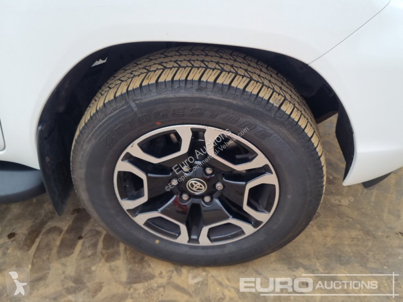 Véhicule utilitaire Toyota Hilux Invincible