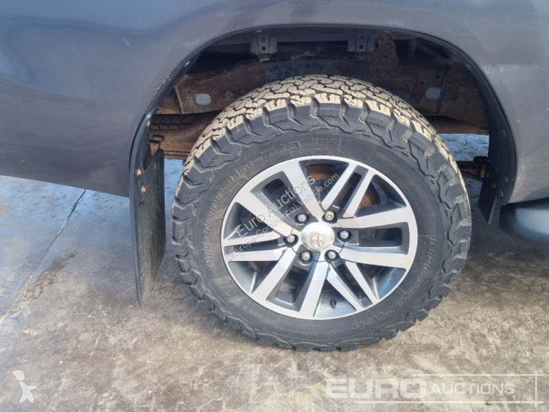 Véhicule utilitaire Toyota Hilux Invincible X