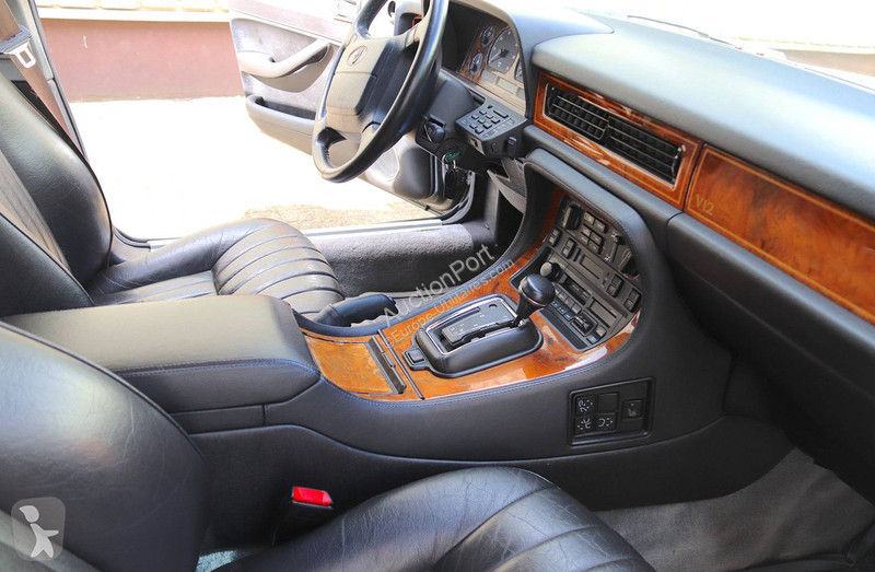 Véhicule utilitaire Jaguar XJ-12