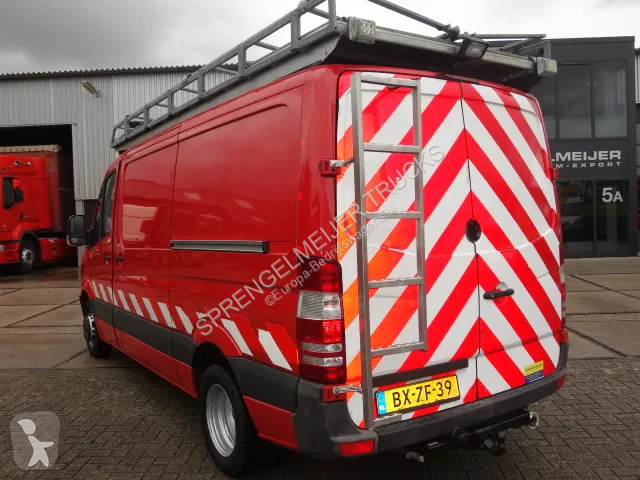 Véhicule utilitaire Mercedes met hogedrukspuit...