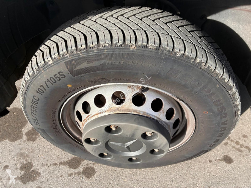 عربة نفعية Mercedes 514 20m3 con puertas traseras