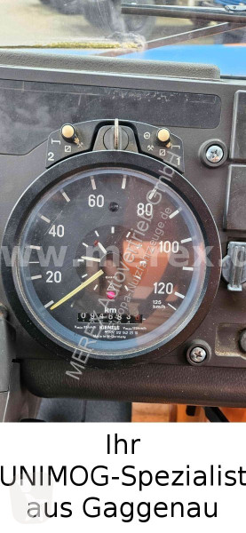 Veicolo per la pulizia delle strade Unimog U1400