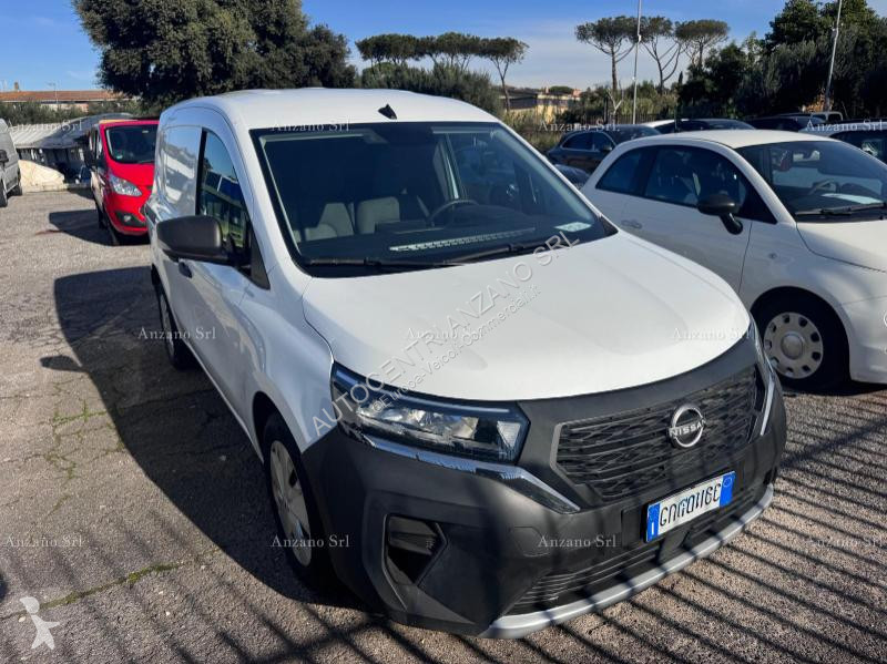 عربة نفعية Nissan