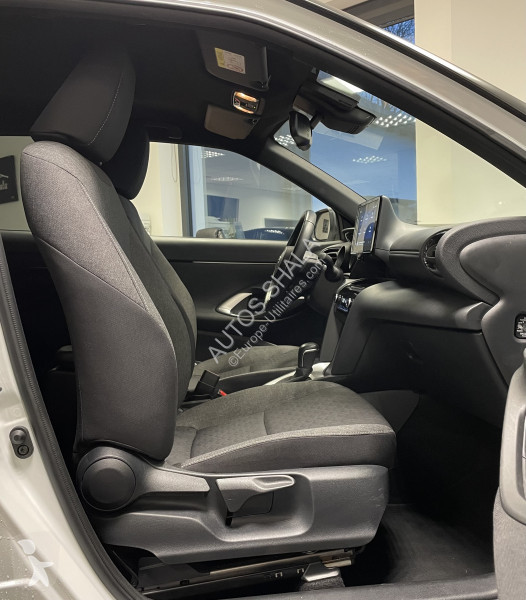 Samochód dostawczy Toyota YARIS CROSS 116H...