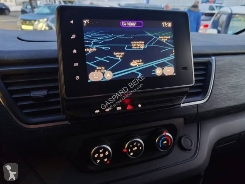 عربة نفعية Nissan