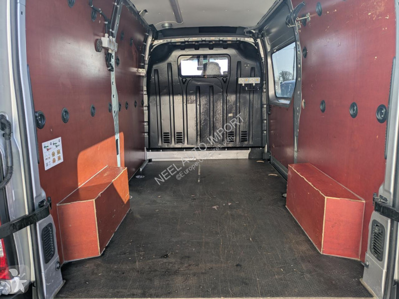 Véhicule utilitaire Renault MASTER III L2H2 2.3...