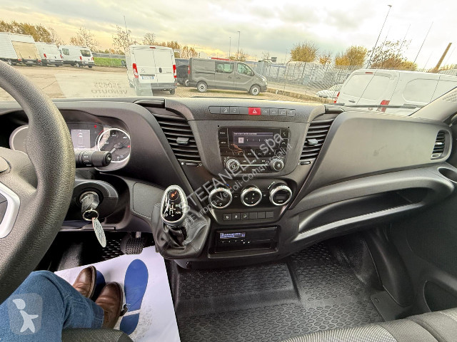 Véhicule utilitaire Iveco DAILY 70C18HA8/P BOX...
