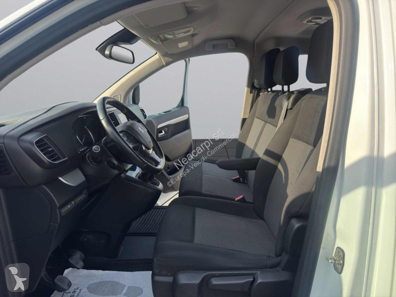 عربة نفعية Peugeot Traveller